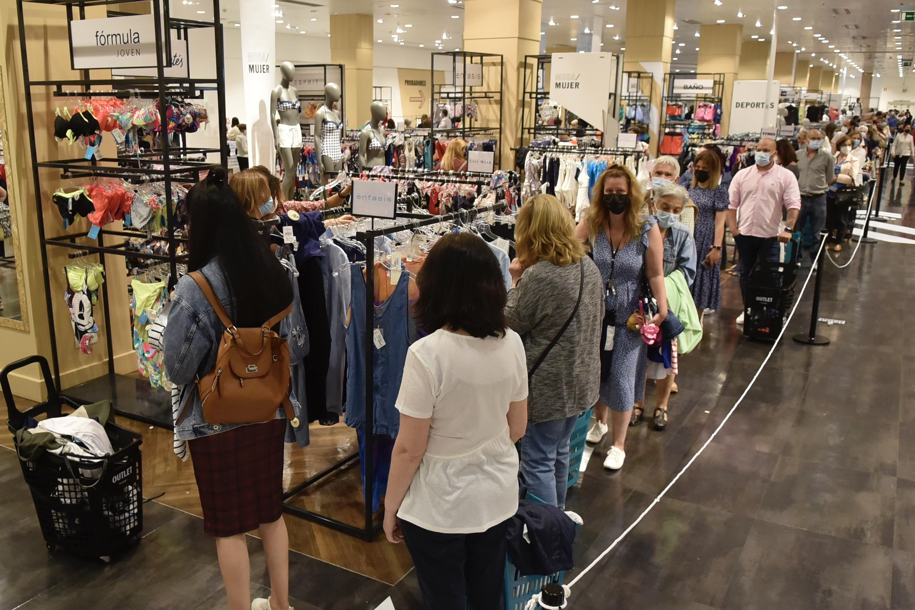 El outlet y el Hipercor de El Corte Inglés en Marineda City cerrarán sus  puertas el