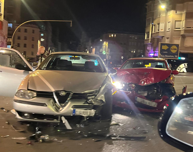 Aparatoso Accidente En El Cruce De La Ronda De Outeiro Y La Avenida De