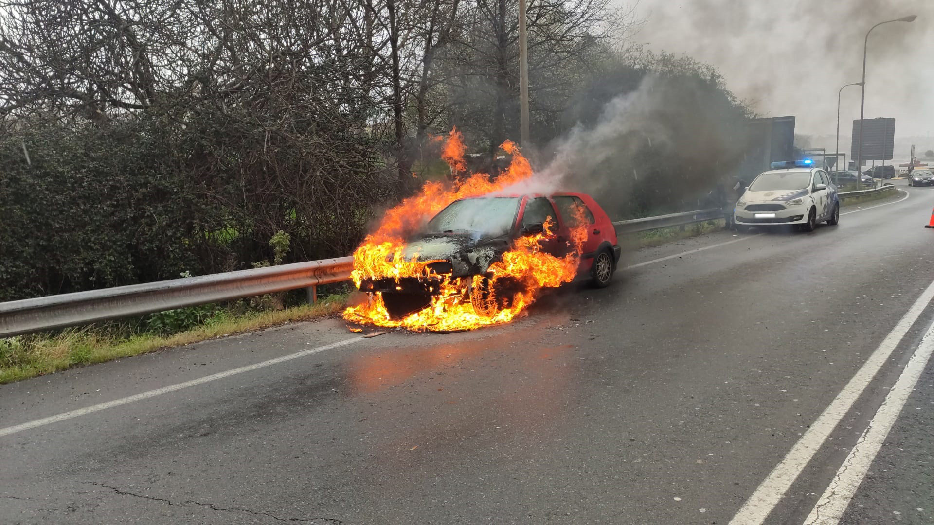 Un Coche Se Incendia En La Ap A La Altura De Cambre