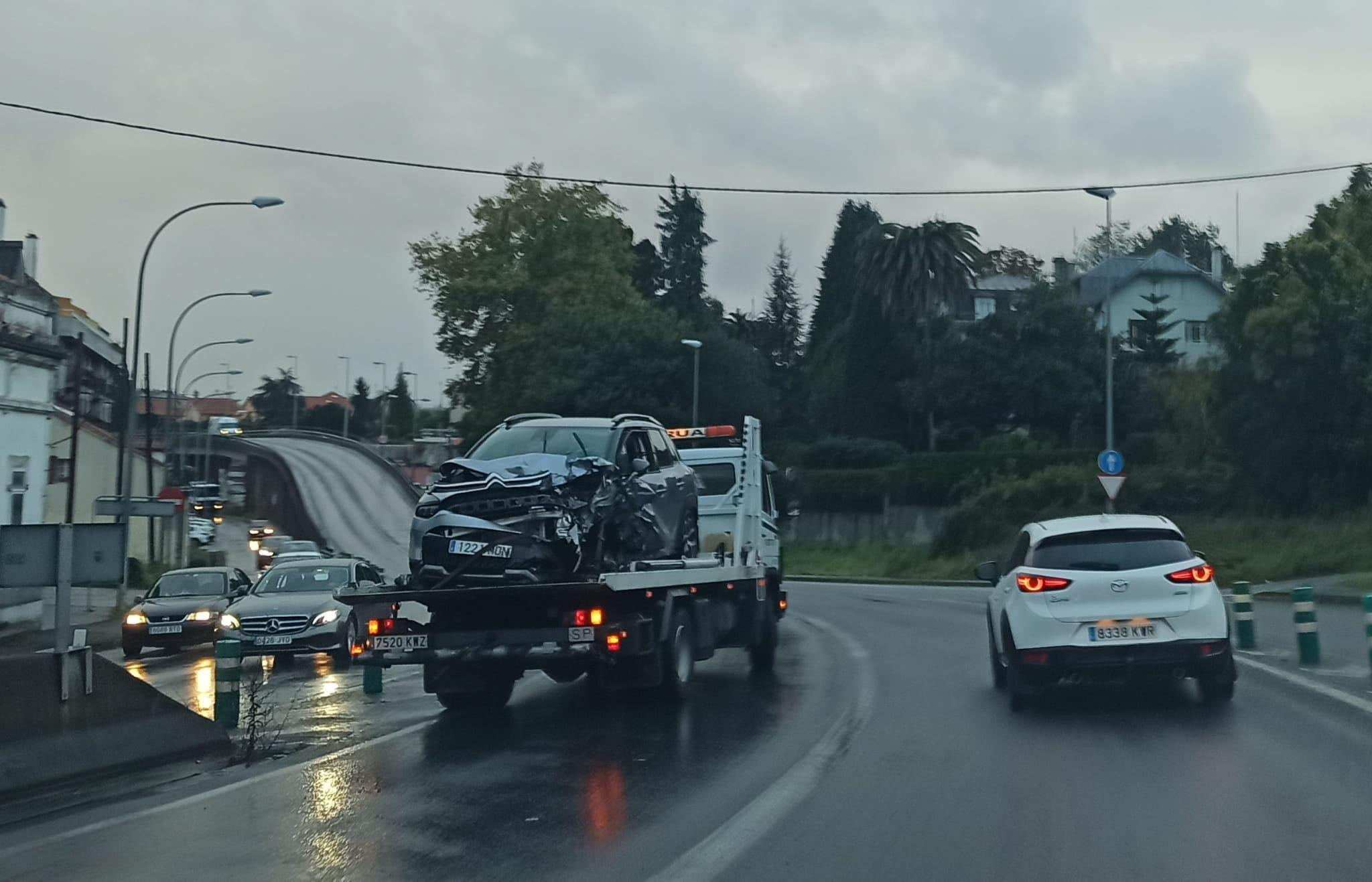 El choque en Oleiros de un autobús un coche y una moto atasca la