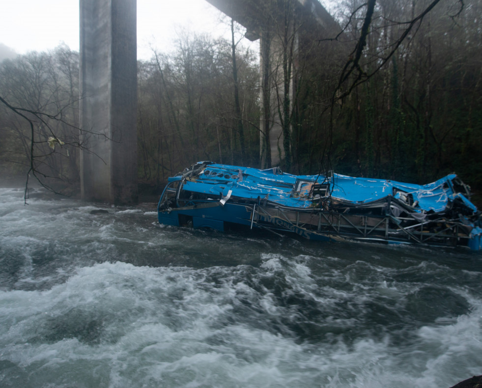 EuropaPress 4889445 vista autobus accidentado cauce rio lerez 27 diciembre 2022 cerdedocotobade 10531704