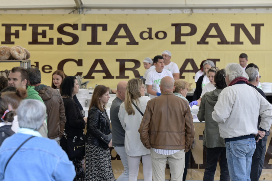 La Festa do Pan de Carral se abre con ‘mucha miga’ y ‘ringleiras’ de clientes