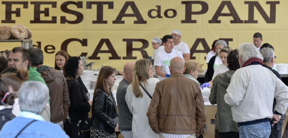 La Festa do Pan de Carral se abre con ‘mucha miga’ y ‘ringleiras’ de clientes
