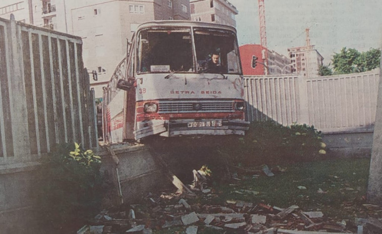 Hace 25 años: Un autobús tira el muro de Empresariales y los coruñeses temen por las fiestas de los barrios