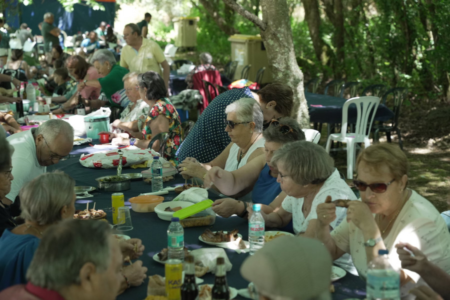Medio millar de vecinos de Carral celebran la III Festa do Verán en Familia