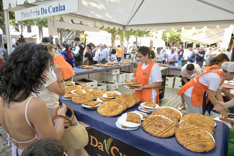 Miles de raciones de empanada ponen sabor a las fiestas de Carral