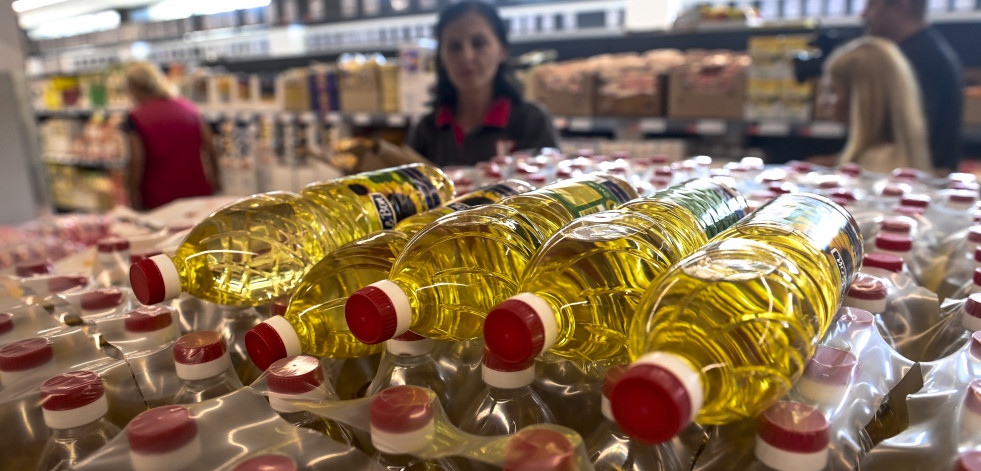 Detenidos cinco vecinos de Arteixo por robar 250 botellas de aceite en supermercados de León