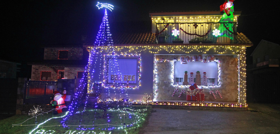 Una aldea de Carral deslumbra con su decoración navideña