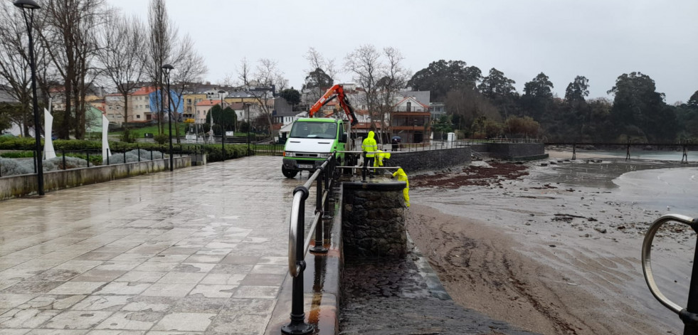 Oleiros realiza obras de reparación urgentes en el paseo de Santa Cruz