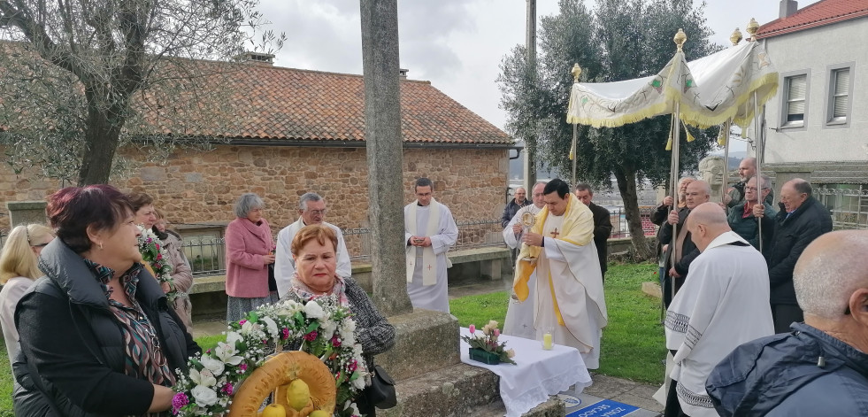 Reportaje | Oseiro honra al trabajo y a la tierra con su procesión de la Rosca