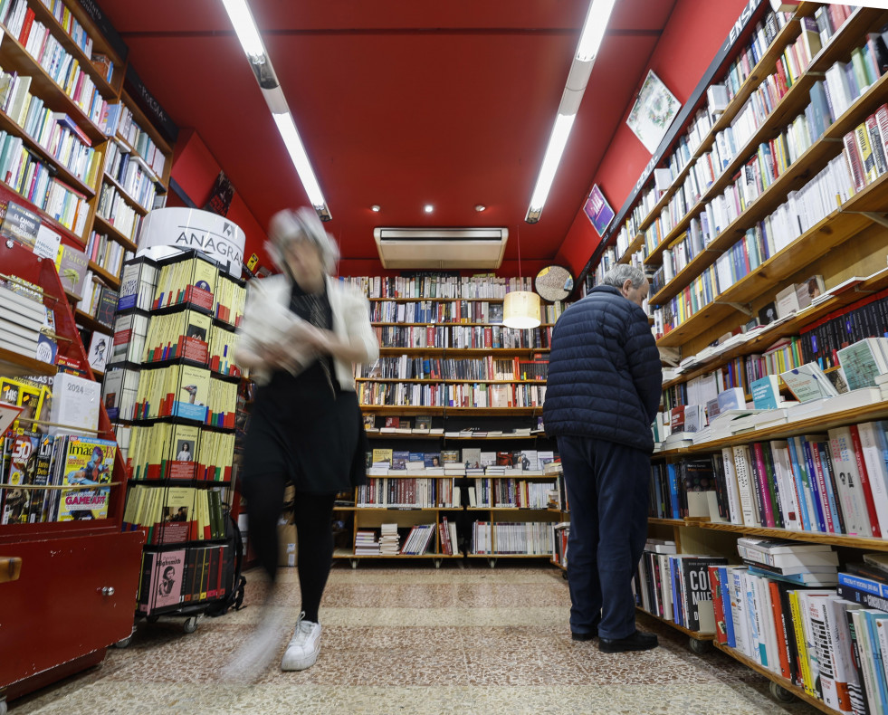 Un hombre hojea libros en una comercio de Bilbao, lectura, lector, leer