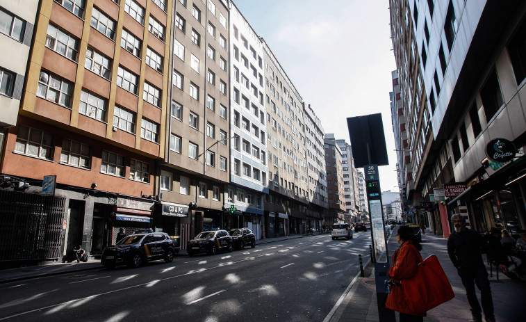 Inspeccionan el edificio okupado de la ronda de Nelle, en A Coruña, para comprobar su seguridad