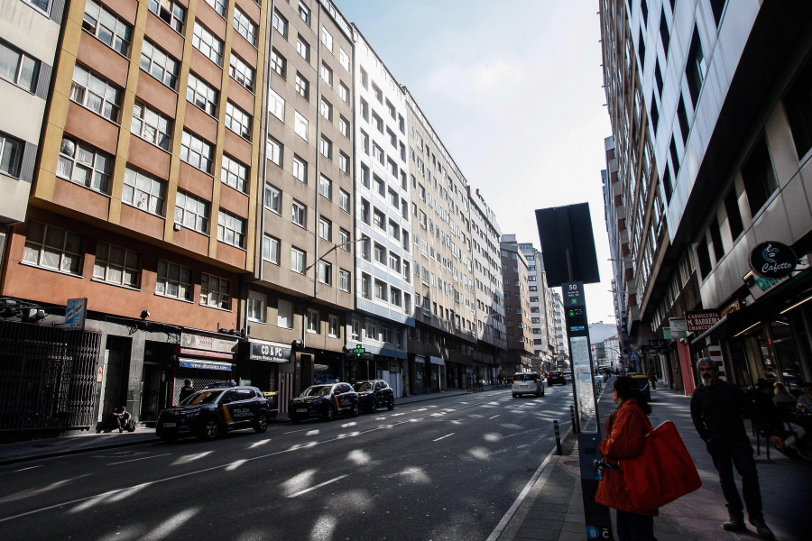 Inspeccionan el edificio okupado de la ronda de Nelle, en A Coruña, para comprobar su seguridad