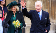 Carlos III saluda a la multitud tras asistir a una misa de Pascua en Windsor