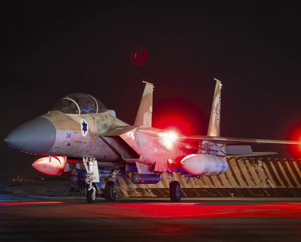 JERUSALÉN, 14/04/2024.- Pilotos del Ejército de Israel regresando tras la actividad anoche para la intercepción de misiles iraníes. El primer ministro Benjamín Netanyahu advirtió este domingo qu