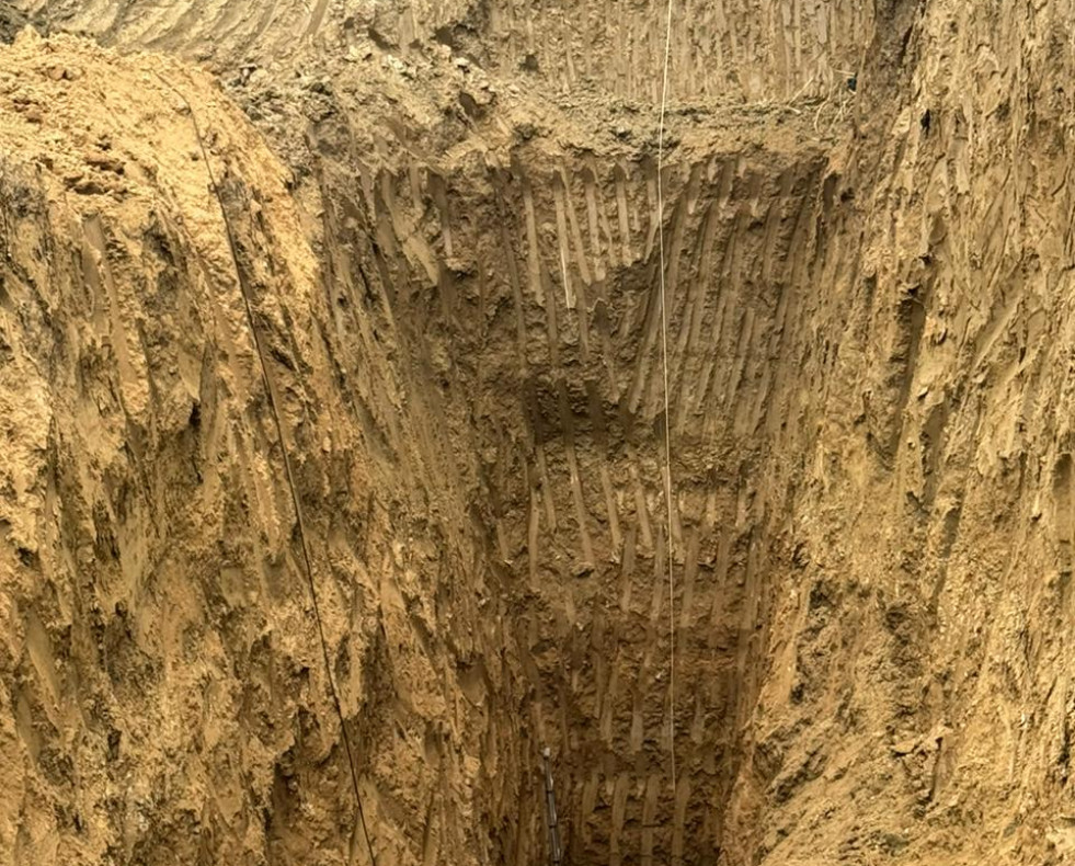 NUEVA DELHI, 13/04/2024.- Los equipos de rescate excavan un túnel paralelo al pozo en el que permanece atrapado desde el pasado viernes un niño de seis años que cayó mientras jugaba en el centro d