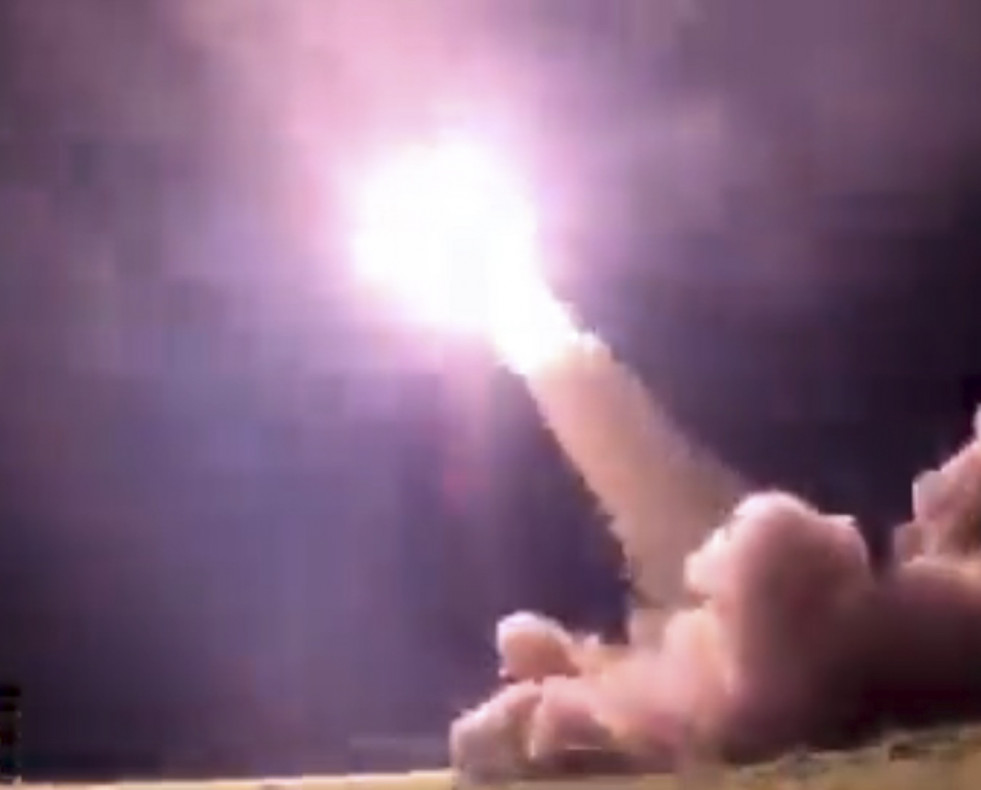 TEHERÁN (IRÁN), 14/04/2024.- Captura de vídeo de IRNA que muestra el momento en el que la Fuerza Aeroespacial del Cuerpo de la Guardia Revolucionaria Islámica lanza los misiles balísticos en la o