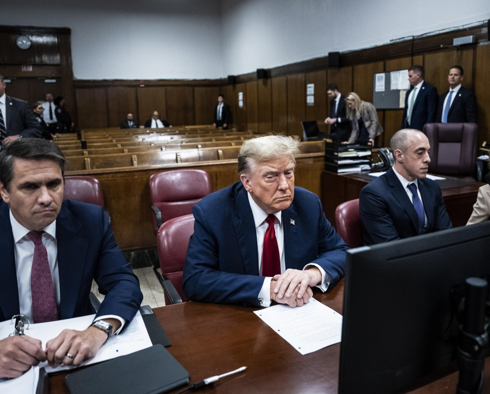 New York (United States), 15/04/2024.- Former US President Donald Trump (C) arrives at Manhattan criminal court with his legal team ahead of the start of jury selection on the first day of his hush mo
