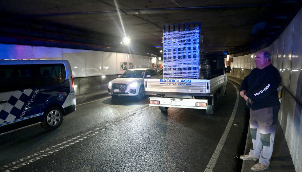 El camión atascado en el túnel de María Pita @ Javier Alborés