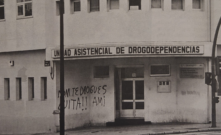 Hace 25 años | Carteles nazis en el centro de drogodependientes de A Coruña y el plan de los vecinos de Feáns