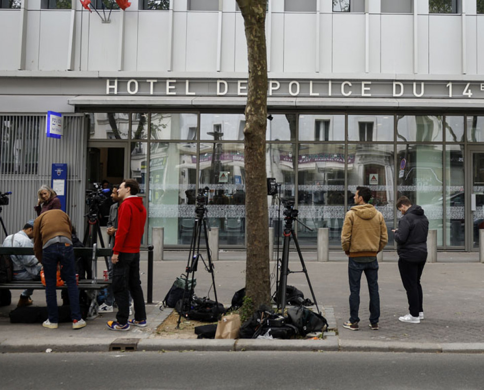 Periodistas frente a una comisaría de policía en París, Francia