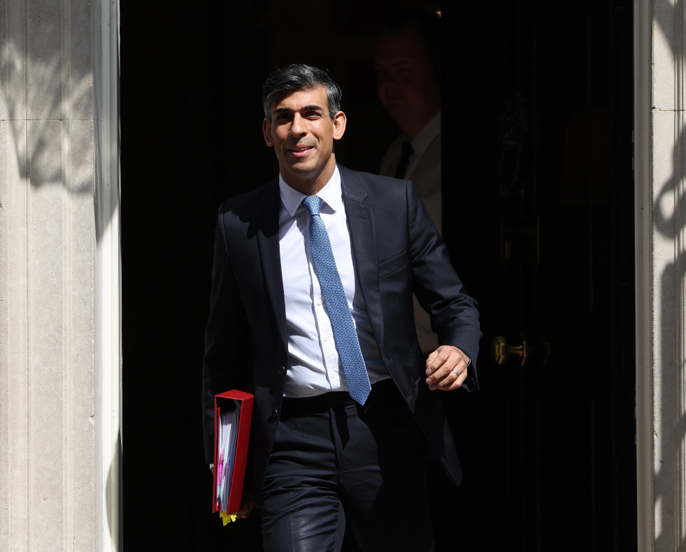 London (United Kingdom), 01/05/2024.- British Prime Minister Rishi Sunak departs 10 Downing Street for Prime Minister's Questions at parliament in London, Britain, 01 May 2024. (Reino Unido, Londres) 