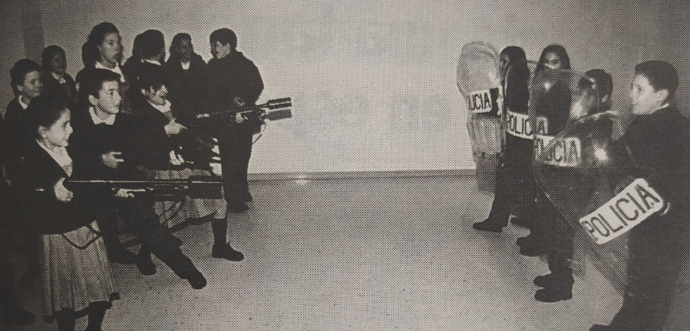 Hace 25 años | Cesión del cuartel de San Amaro y niños coruñeses visitan a la Policía Nacional