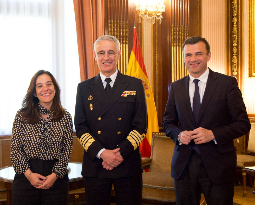 Inés Rey, con el alcalde de Cádiz, Bruno García, y el almirante jefe del Estado Mayor de la Armanda, Antonio Pileiro
