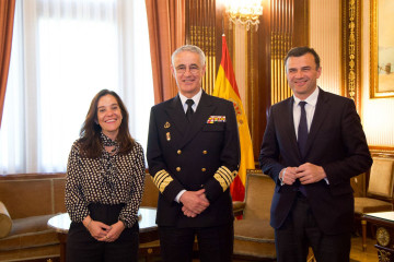 Inés Rey, con el alcalde de Cádiz, Bruno García, y el almirante jefe del Estado Mayor de la Armanda, Antonio Pileiro