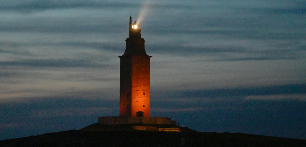 La Torre de Hércules se ilumina para celebrar el Día Mundial de la Cruz Roja