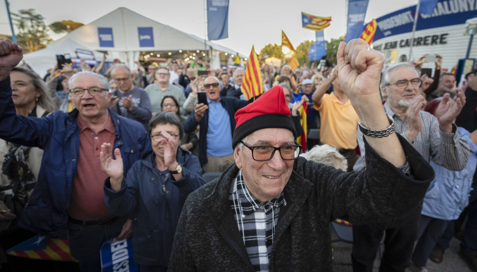ARGELÈS-SUR-MER (FRANCIA), 09/05/2024.- Simpatizantes de JxCat asisten al acto electoral del expresidente de Cataluña y cabeza de lista del partido, Carles Puigdemont, este jueves en Argelès-sur-Me
