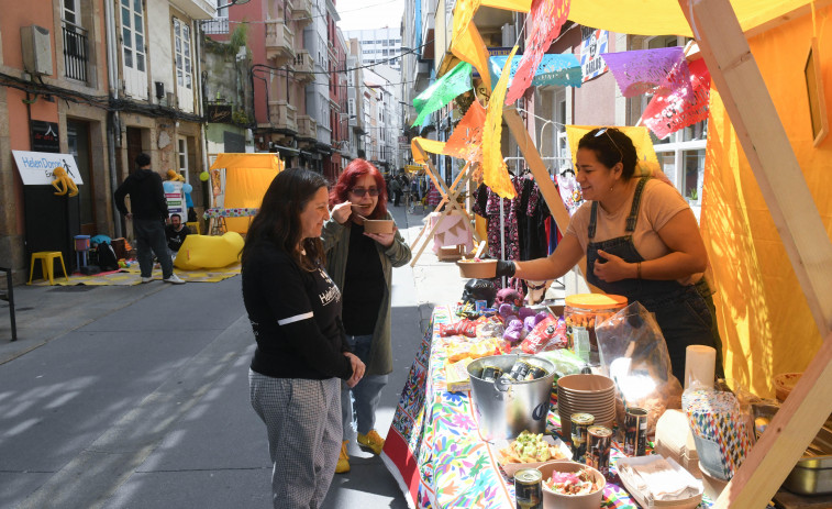 El mercado Feirarrúa se consolida como ‘el gran tesoro’ del comercio del Orzán, en A Coruña