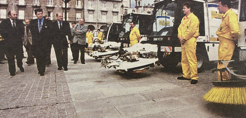 Hace 25 años | A Coruña moderniza su equipo de limpieza y la apertura de A Barcala, más cerca