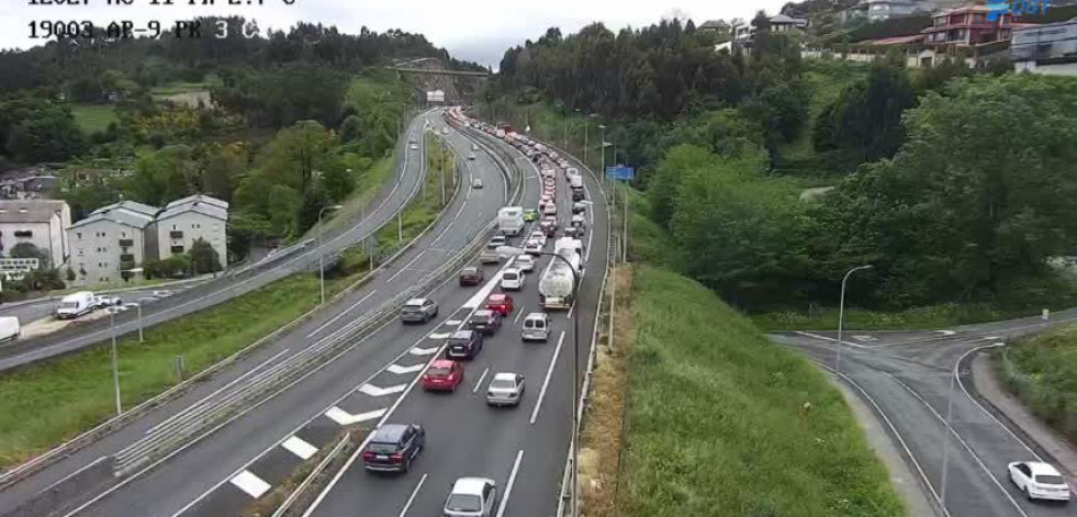 Atasco en la autopista en la salida de A Coruña tras chocar dos coches
