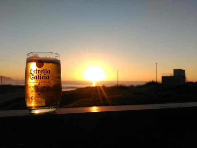 La espectacular puesta de sol desde O Alpendre de Doniños. Foto cedida