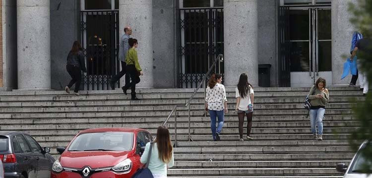 Varias Alumnas Denuncian Por Acoso Sexual A Un Profesor De La Complutense