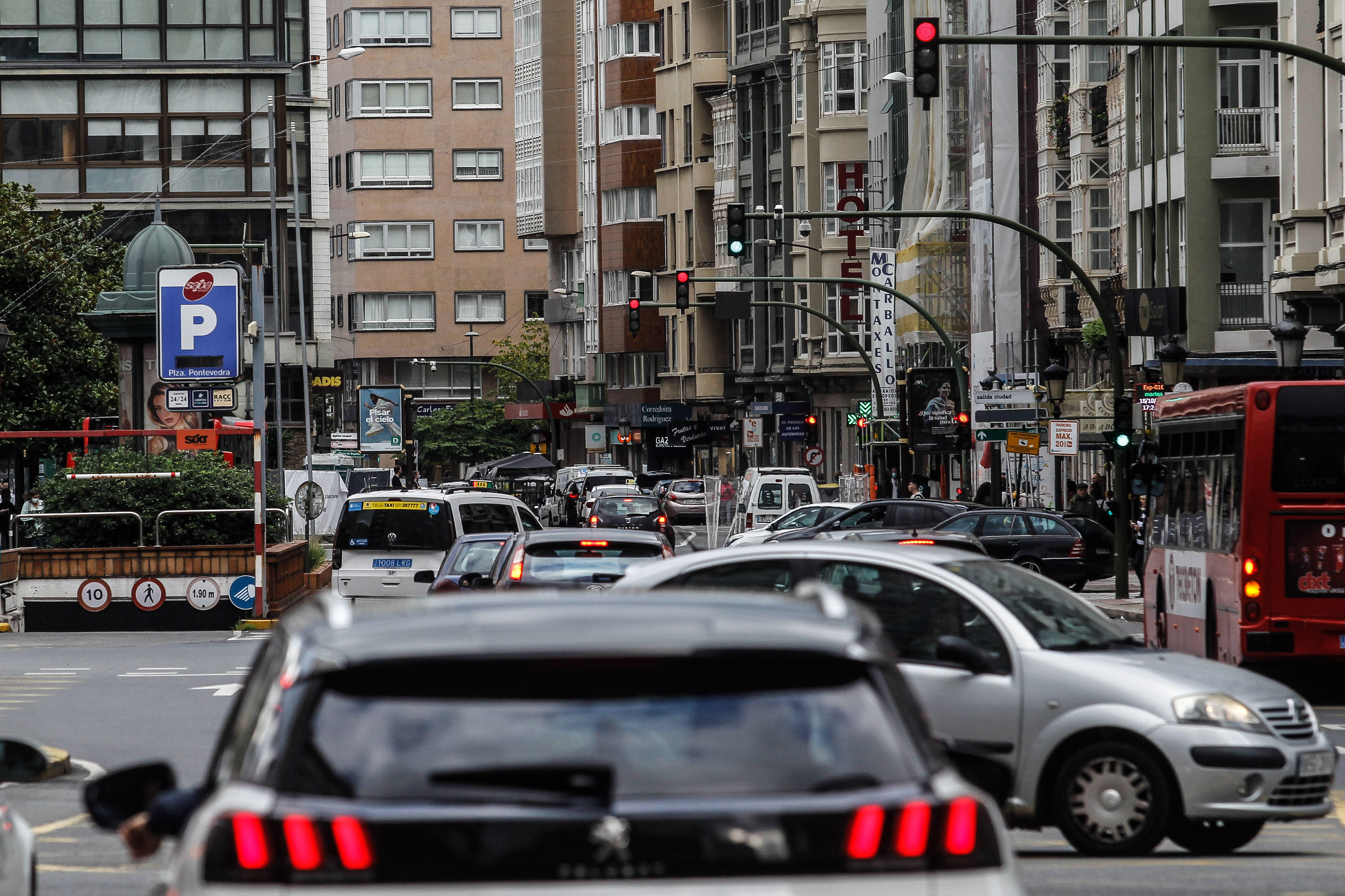 La plaza de Pontevedra atrapa el tráfico en sus cinco semáforos