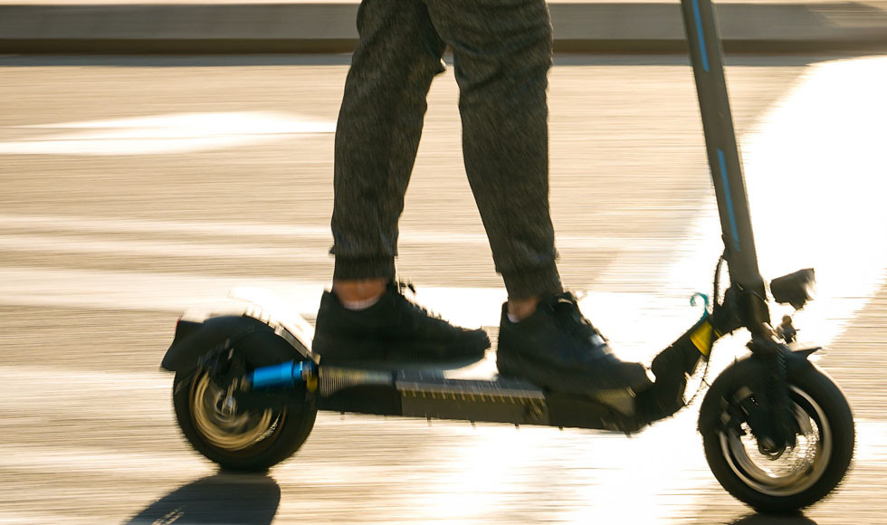 Renfe prohíbe el acceso con patinetes eléctricos a todos sus