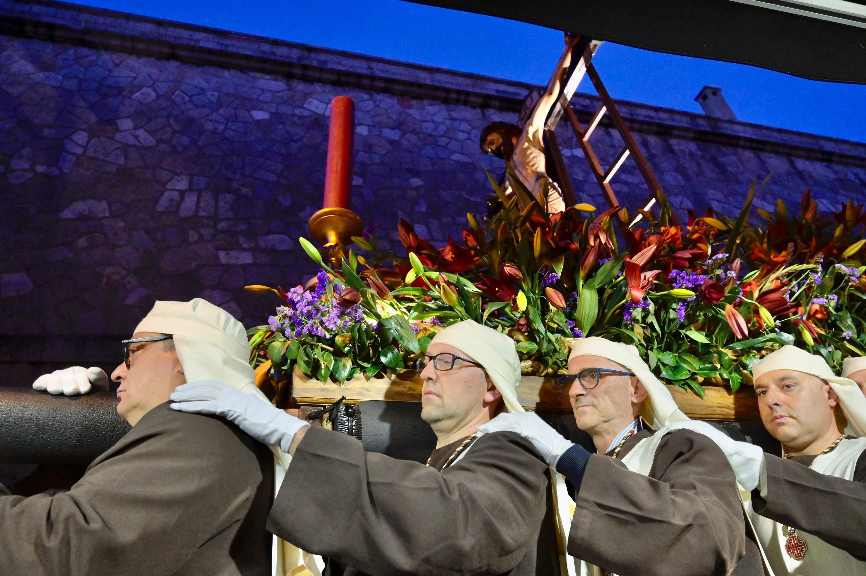 El Paso Del Santísimo Cristo Del Buen Consuelo Ilumina La última Procesión Nocturna De A Coruña 2023 3879