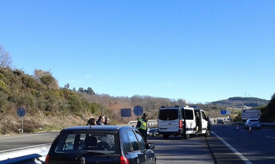 Sorprenden a una conductora ebria que circulaba con el cepo en una rueda