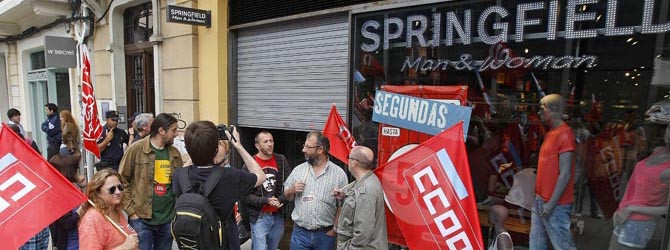 La huelga de los trabajadores del comercio trastoca el inicio de las rebajas de verano