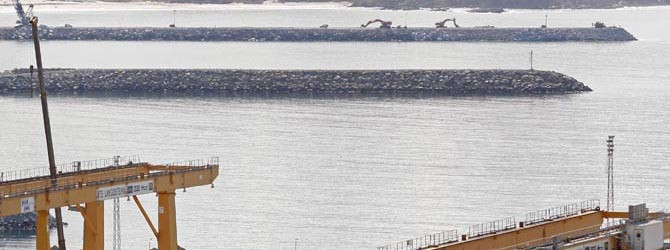 Retiran del agua los restos de una de las grúas que se desplomó en Langosteira