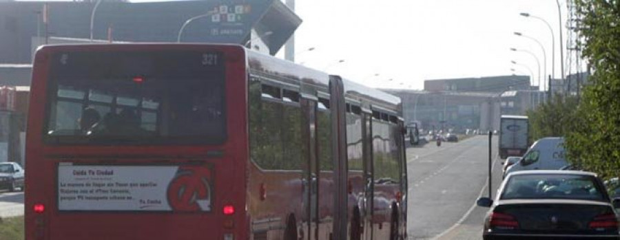 El autobús de la línea 11 se estrena  por las calles del polígono de A Grela