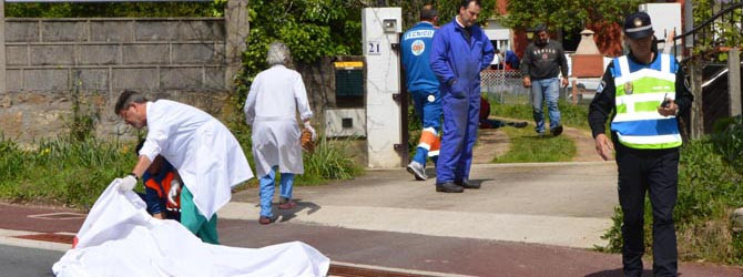 Muere un octogenario en Ribeira al ser atropellado por un tractor cuando salía a tirar la basura