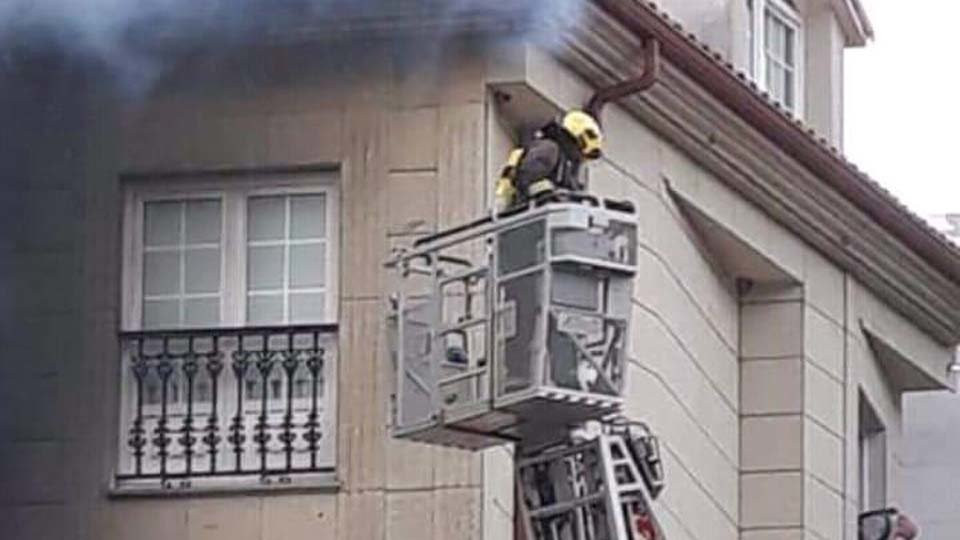 Un gran incendio obliga a evacuar un inmueble de tres plantas en A Ribeira