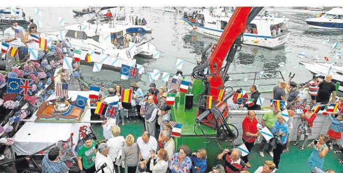 La procesión marítima de Sada sirve de guía en otro día festivo en el área