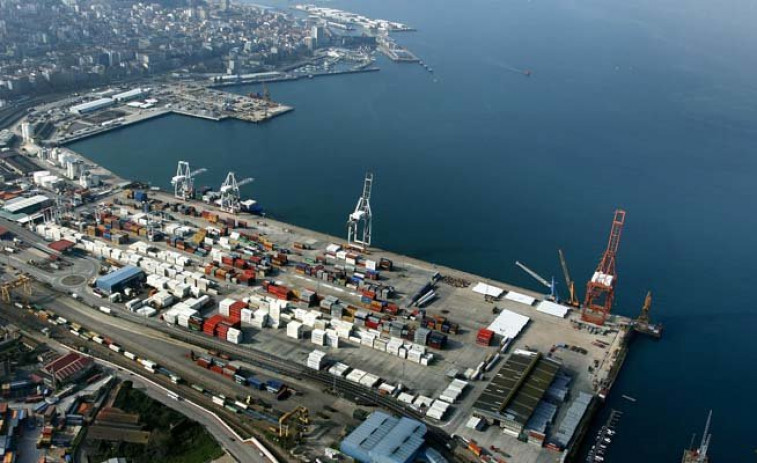 Rescatan a un hombre que cayó con su coche al mar en el Puerto de Vigo