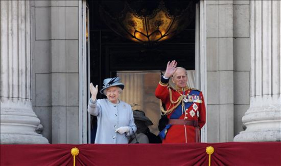 El marido de la reina Isabel II, ingresado por precaución