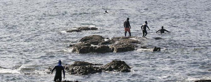 El aumento de los furtivos por la crisis acaba con los percebeiros de O Portiño