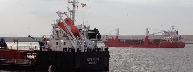 El Puerto Exterior acogió ayer una operación de suministro de combustible en el mar